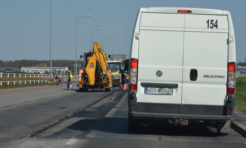 W czwartek rozpoczęły się prace naprawcze nawierzchni drogowej w Pikutkowie.